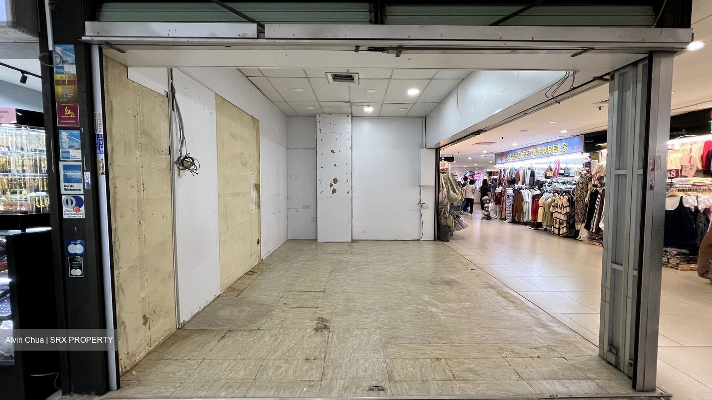 Lucky Plaza (D9), Retail #561793601
